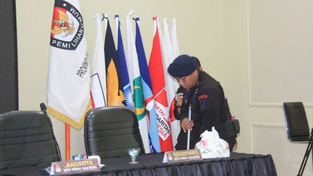 Proses sterilisasi oleh Subsatgas Jibom Detasemen Gegana Sat Brimob Polda Sulteng jelang Rapat Pleno Rekapitulasi Hasil Pemilu 2024 KPU Sulawesi Tengah. Foto: dok/Polda Sulteng