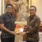 Wali Kota Denpasar, I Gusti Ngurah Jaya Negara menerima Konsulat Jendral India untuk Bali, Dr. Shashank Vikram, di Kantor Walikota Denpasar, Rabu (27/3/2024). Foto: dok/Pemkot Denpasar