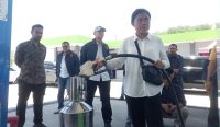 petugas gabungan Dirreskrimsus Polda Sulawesi Tengah melakukan sidak di SPBU Kota Palu, Sabtu (29/03/2024). Foto: dok/Polda Sulteng
