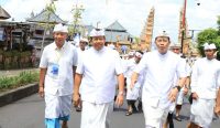 Pj Gubernur Bali melaksanakan persembahyangan di Pura Besakih, Minggu (25/03/2024). Foto: dok/Pemprov Bali