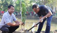 Sekda Bali Dewa Made Indra dan Pj Bupati Buleleng Ketut Lihadnyana saat sedang menanam bibit cabai di Hutan Kota Banyuasri. Foto: dok/Pemprov