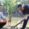 Sekda Bali Dewa Made Indra dan Pj Bupati Buleleng Ketut Lihadnyana saat sedang menanam bibit cabai di Hutan Kota Banyuasri. Foto: dok/Pemprov