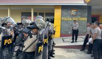 200 pasukan penindak huru hara (PHH) untuk menghadapi perkembangan situasi jelang pengumuman hasil perolehan suara Pemilu Nasional 2024 oleh KPU RI. Foto: dok/Polda Sulteng.