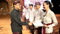 I Gusti Ngurah Jaya Negara saat menyerahkan SK dan Pengambilan Sumpah Jabatan PPPK Hasil Seleksi Tahun 2023 di Dharmanegara Alaya Kota Denpasar, Kamis (28/3/2024). Foto: dok/Pemkot Denpasar.