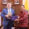 Pj. Gubernur Bali Sang Made Mahendra Jaya saat menerima kunjungan Duta Besar Rumania untuk Indonesia H.E. Mr. Dan Adrian Balanescu, Jumat (1/3/2024). Foto: dok/Pemprov Bali.