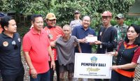 Pemprov Bali berikan bantuan kepada dua keluarga di Karangasem dalam program Pemprov Bali Hadir, Rabu (10/04/2024). Foto: dok/Pemprov Bali