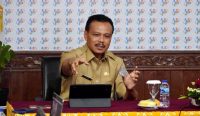 Sekretaris Daerah (Sekda) Dewa Made Indra menghadiri pembacaan Berita Resmi Statistik, bertempat di Kantor BPS Bali, Denpasar, Senin (1/4/2024). Foto: dok/Pemprov Bali