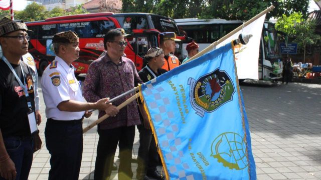 Pelepasan program mudik gratis yang dilaksanakan Ikatan Keluarga Banyuwangi (Ikawangi) Dewata Bali, bertempat di area parkir Timur Lapangan Niti Mandala Renon pada Sabtu (6/4/2024). Foto:dok/Pemkot Denpasar