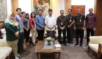 Wali Kota Denpasar, I Gusti Ngurah Jaya Negara saat menerima audiensi dari serikat pekerja di Kantor Walikota Denpasar, Selasa (16/4/2024). Foto: dok/Pemkot Denpasar.