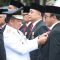 Walikota Denpasar, I Gusti Ngurah Jaya Negara saat menerima Penganugrahan Tanda Kehormatan Satyalancana Karya Bhakti Praja Nugraha dari Presiden RI yang disematkan oleh Mendagri RI, Muhammad Tito Karnavian, dan Penghargaan kepada Kota Denpasar atas Prestasi Penyelenggaraan Pemerintah Daerah pada EPPD di Balaikota Surabaya, Kamis (25/4/24). Foto: dok/Hms