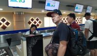 Foto: Proses deportasi seorang Warga Negara Asing (WNA) Rusia berinisial DL (36) pada Jumat (17/5). (Sumber: Kanwil Kemenkumham Bali).