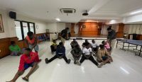 21 orang Warga Negara Asing yang berhasil diamankan oleh Kantor Imigrasi Kelas I Khusus TPI Ngurah Rai (Foto: Kemenkumham Bali).