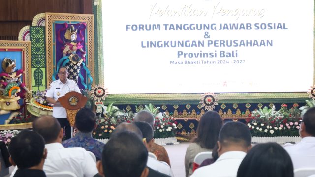 Pj Gubernur Bali saat menghadiri pelantikan Forum Tanggung Jawab Sosial dan Lingkungan (TJSL) Perusahaan Provinsi Bali Masa Bhakti 2024-2027. Foto: dok/Pemprov Bali