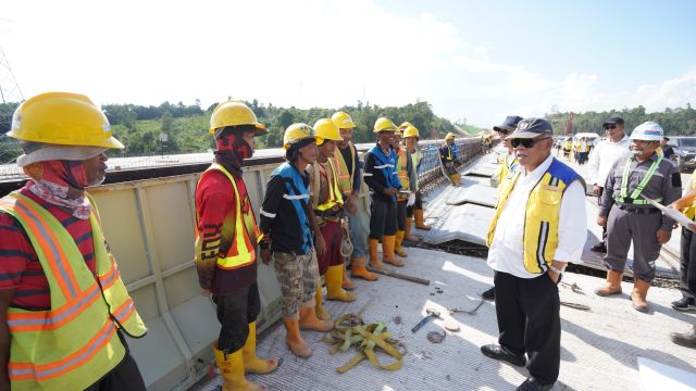 Menteri Pekerjaan Umum dan Perumahan Rakyat (PUPR) Basuki Hadimuljono saat meninjau pembangunan Tol IKN. Foto: dok/Menteri PUPR