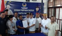Sekretaris DPD II Partai Golkar Karangasem, Nengah Sumardi (tengah) didampingi Ketua Bidang Organisasi Kaderisasi dan Keanggotaan (OKK), Wayan Sekep Aryana Manusabat (paling kanan) dan pemgurus lainnya saat menyerahkan formulir pendaftaran baka calon bupati ke DPD Partai Nasdem Karangasem, Kamis (9/5/24). Foto: dok/Golkar Karangasem