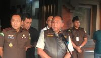 Kepala Kejaksaan Tinggi (Kajati) Bali I Ketut Sumedana dalam konfrensi pers terkait penangkapan Bendesa Adat Berawa, Badung, Kamis (02/05/2024). Foto: dok/Agus P