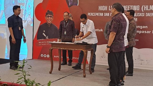 Penandatanganan Komitmen antara Bapenda Kota Denpasar, Bank BPD Bali BKS LPD Denpasar, bertempat di Hotel Mercure Resort Sanur, Denpasar, Rabu (19/6/2024). Foto: dok/Pemkot Denpasar