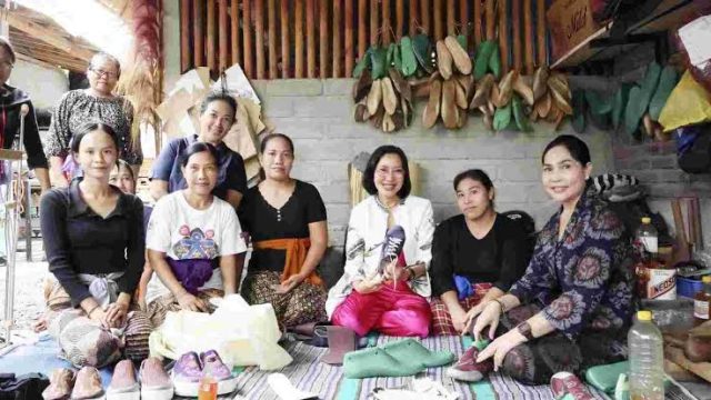 Pj Dekranasda Provinsi Bali, drg. Ida Mahendra Jaya melakukan kunjungan kerja ke beberapa Industri Kecil dan Menengah (IKM) di Kabupaten Jembrana, Rabu, (24/04/2024). Foto: dok/Pemprov Bali