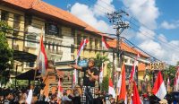 Ratusan massa yang tergabung dalam Aliansi Kebhinekaan Bali menggeruduk kantor Polda Bali di Jalan Wr Supratman, Denpasar, Kamis (20/06/2024).
