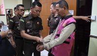 Kejari Depok menahan dua tersangka korupsi pembangunan Gedung Fakultas Kedokteran UPN Veteran Jakarta Tahun Anggaran 2021. Foto: dok/pribadi