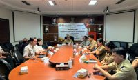 Rapat Tikor Zoonosis & PIB di Ruang Rapat Pusdalops PB Kantor BPBD Provinsi Bali, Senin (22/7/2024). Foto: dok/Pemprov Bali.