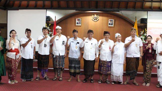 Lima Pejabat Fungsional di lingkungan Pemkot Denpasar resmi dilantik di aula Kantor Badan Kepegawaian dan Pengembangan Sumber Daya Manusia (BKPSDM) Kota Denpasar, Kamis (25/7/2024). Foto: dok/Pemkot Denpasar