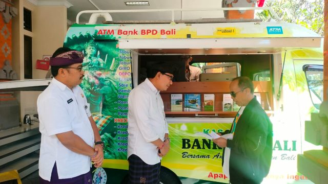 Suasana Pelayanan pembayaran pajak di Kantor Bapenda Kota Denpasar. Foto: dok/Pemkot Denpasar