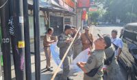 Proses penertiban yang dilakukan oleh Satpol PP Denpasar, Senin (08/07/2024). Foto: dok/Pemkot Denpasar