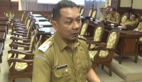 Kasatpol PP Provinsi Bali Dewa Nyoman Rai Dharmadi, saat diwawancarai wartawan di Kantor DPRD Provinsi Bali, Senin (22/7/2024). (Foto: Dewa Fathur/diksimerdeka.com).