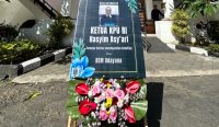 Karangan bunga ucapan selamat atas pemecatan Ketua KPU RI Hasyim Asy'ari. Foto: BEM Unud
