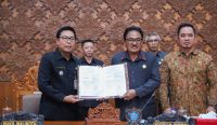 Wakil Wali Kota Denpasar, I Kadek Agus Arya Wibawa saat menghadiri Sidang Paripurna ke-13 Masa Persidangan II yang dipimpin Ketua DPRD Kota Denpasar, I Gusti Ngurah Gede di Gedung DPRD Kota Denpasar, Rabu (3/7/2024). Foto: dok/Pemkot Denpasar.