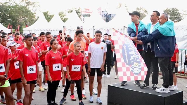 Wali Kota Denpasar I Gusti Ngurah Jaya Negara melepas kegiatan Fun Run 5 K rangkaian dari event "Cooltura Bali" kolaborasi Pemkot Denpasar bersama Telkomsel yang berlangsung di Lapangan Lumintang Denpasar, Minggu (21/7/2024). Foto: dok/Pemkot Denpasar