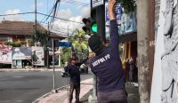 Penertiban baliho kaduluarsa oleh Satpol PP Kota Denpasar, Sabtu (31/08/2024). Foto: dok/Pemkot Denpasar