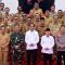 Wali Kota Denpasar, I Gusti Ngurah Jaya Negara saat melakukan foto bersama Presiden Joko Widodo dan Wakil Presiden Ma'ruf Amin usai mendengarkan arahan dari Presiden di Ibu Kota Nusantara (IKN), Selasa (13/08/2024). Foto: dok/Pemkot Denpasar.