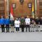 Sekretaris Daerah Dewa Made Indra saat mengukuhkan pengurus tiga asosiasi profesi atau ketenagakerjaan di Gedung Wiswa Sabha Utama, Kantor Gubernur Bali, Denpasar, pada Rabu (28/08/2024). Foto: dok/Pemprov Bali