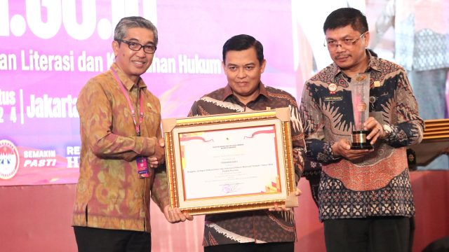 Kepala Biro Hukum Setda Provinsi Bali, Ida Bagus Gede Sudarsana mewakili Pemprov Bali menerima penghargaan Kepala Badan Pembinaan Hukum Nasional, Prof. Widodo Ekatjahjana, Kamis (22/8/2024). Foto: dok/Pemprov Bali.