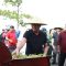 Wakil Wali Kota Denpasar, I Kadek Agus Arya Wibawa menyerahkan bantuan hibah kepada petani, Selasa (6/8/2024). Foto: dok/Pemkot Denpasar.