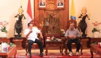 Sang Made Mahendra Jaya melaksanakan pertemuan dengan Ketua KNKT Soerjanto Tjahjono, di Rumah Jabatan Gubernur Bali, Jayasabha, Denpasar, Minggu (4/8/2024). Foto: dok/Pemprov