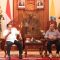 Sang Made Mahendra Jaya melaksanakan pertemuan dengan Ketua KNKT Soerjanto Tjahjono, di Rumah Jabatan Gubernur Bali, Jayasabha, Denpasar, Minggu (4/8/2024). Foto: dok/Pemprov