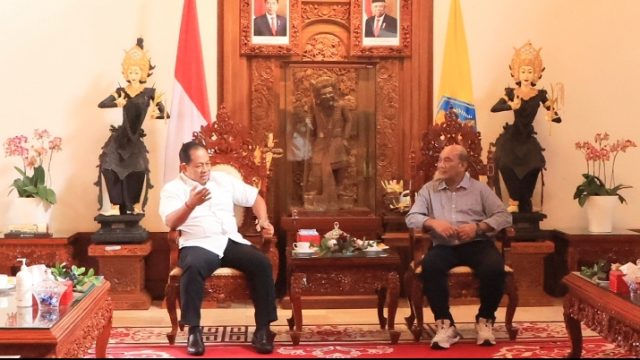 Sang Made Mahendra Jaya melaksanakan pertemuan dengan Ketua KNKT Soerjanto Tjahjono, di Rumah Jabatan Gubernur Bali, Jayasabha, Denpasar, Minggu (4/8/2024). Foto: dok/Pemprov