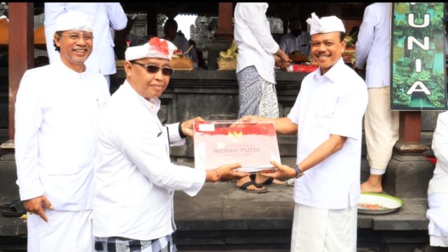 Sekretaris Daerah (Sekda) Dewa Made Indra menyerahkan bendera merah putih P Pasupati untuk Pelaksanaan HUT RI ke-79. Foto: dok/Pemprov Bali