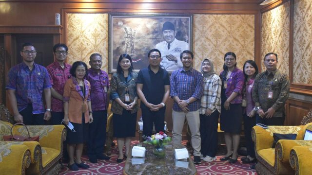 Wakil Wali Kota Denpasar, I Kadek Agus Arya Wibawa menerima Konsultan Kesehatan Astra, dr. Dani, Selasa (6/8/2024). Foto: dok/Pemkot Denpasar