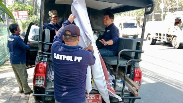 Proses penertiban Baliho, Spanduk dan Pamflet yang dipasang di fasilitas umum dan telah kadaluarsa, Rabu (14/8/2024). Foto: dok/Pemkot Denpasar