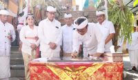 Wali Kota Denpasar Jaya Negara saat menghadiri di Pura Kantor Badan Pendapatan Daerah (Bapenda) Kota Denpasar, Sabtu (14/9/2024). Foto: dok/Pemkot Denpasar
