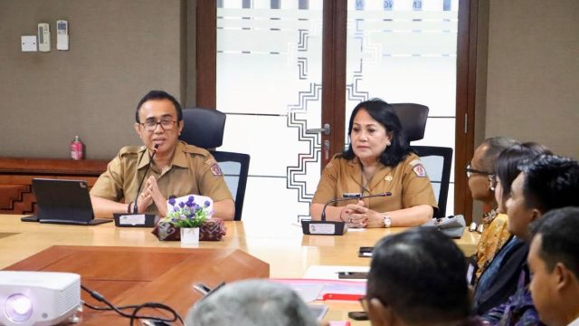 Wali Kota Denpasar, I Gusti Ngurah Jaya Negara membuka secata resmi Focus Group Discussion (FGD) bagi para Kepala Pasar Desa se-Kota Denpasar di Ruangan Sewaka Kertaloka, Gedeng Sewaka Dharma Lumintang, Senin (9/9/2024). Foto: dok/ Pemkot Denpasar