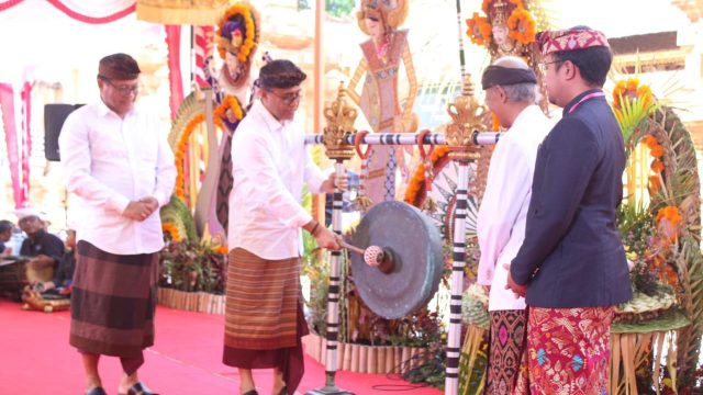 Wali Kota Denpasar, I Gusti Ngurah Jaya Negara saat membuka Festival Legong Keraton Lasem IX di Jaba Pura Agung Jagatnatha Denpasar, Sabtu (21/9/2024). Foto: dok/Pemkot Denpasar