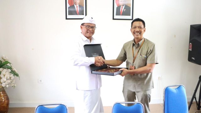 Kepala Dinas Tenaga Kerja dan Sertifikasi Kompetensi Kota Denpasar Nyoman Ngurah Jimmy Sidharta bersama Sekda Kota Denpasar Alit Wiradana. Foto: dok/Pemkot Denpasar