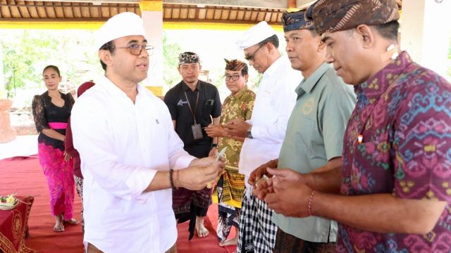 Wali Kota Denpasar, I Gusti Ngurah Jaya Negara menyerahkan secara simbolis Kartu BPJS Ketenagakerjaan bagi Klian Adat se-Kota Denpasar, Jumat (13/9/2024). Foto: dok/Pemkot Denpasar