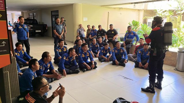 Sedang berlangsung pelatihan pemadam kebakaran untuk relawan di empat kecamatan. Foto: dok/Pemkot Denpasar