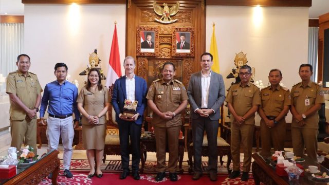 Gubernur Bali S.M. Mahendra Jaya menerima audiensi dari Duta Besar Belanda untuk Indonesia, Timor Leste, dan ASEAN, Marc Gerritsen, Senin (28/10/2024). Foto: dok/Pemprov Bali